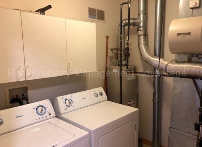 Building Photo - Spacious 2 Bed Condo with Attached Garage