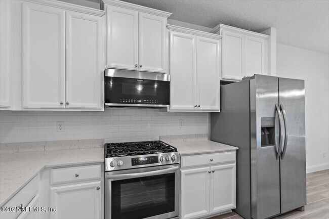 Building Photo - 21 Pine Candle Way