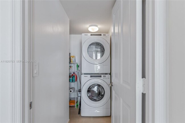 Building Photo - 17875 Collins Ave