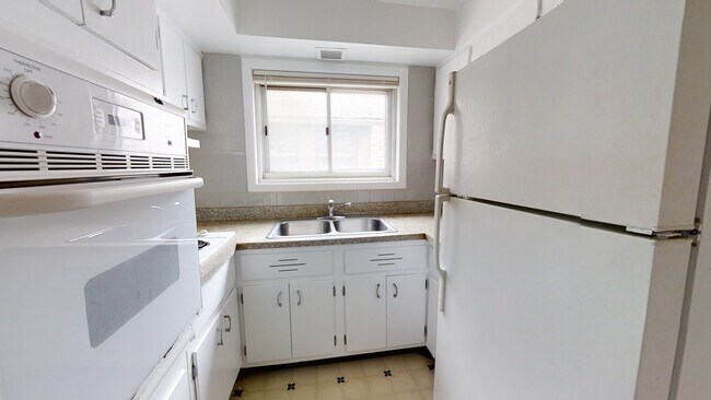Building Photo - 828 Seward St