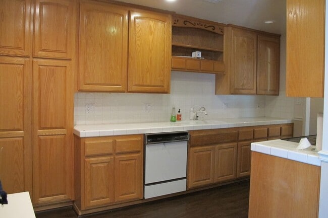 Building Photo - 490 Glenhill Dr