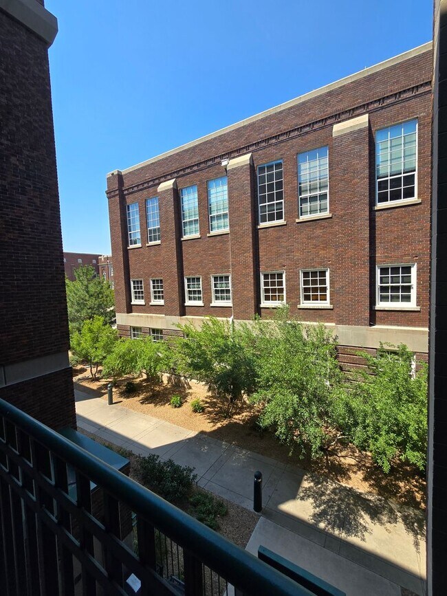 Building Photo - Beautiful 2BR , 2BA 2nd floor loft in East...