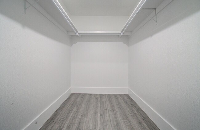 Building Photo - 595 River Plantation Dr