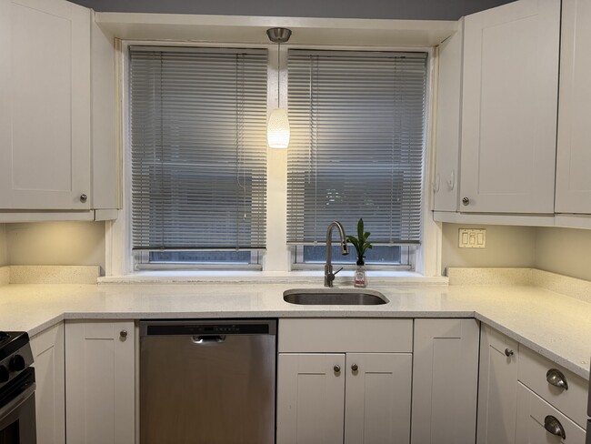 Building Photo - 4907 N Washtenaw Ave