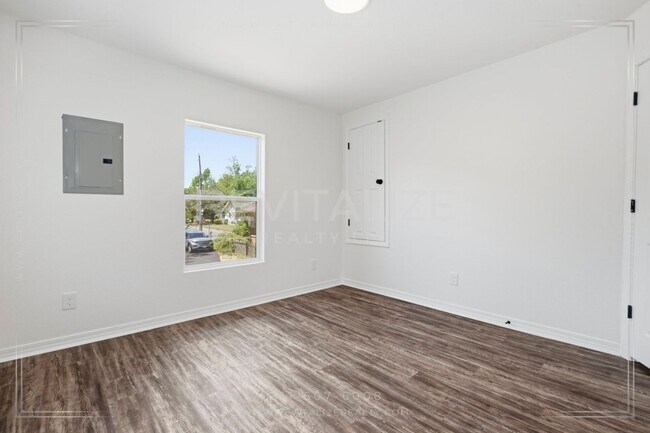 Building Photo - 377 Tuttle Ave