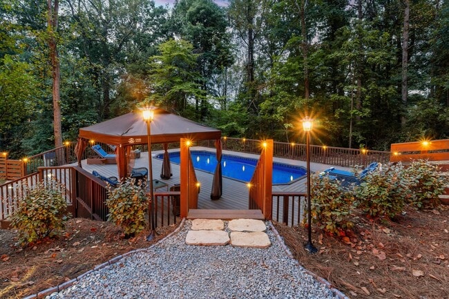 Building Photo - NEW! Fully Furnished Atlanta Oasis - Upsca...