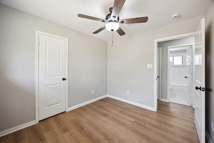 Building Photo - 4442 Oak Shadows Dr