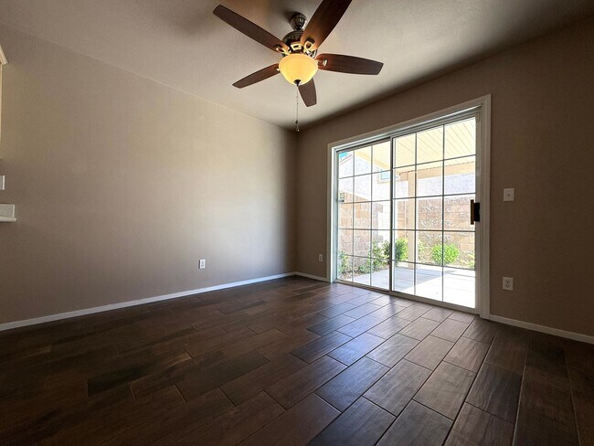 Building Photo - Beautiful 3-bedroom townhome in a desirable gated Green Valley community!