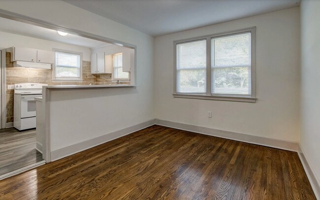 Building Photo - Beautifully renovated ranch bungalow locat...