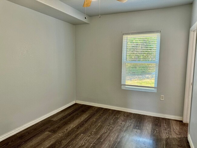 Building Photo - 2618 Creekview Dr