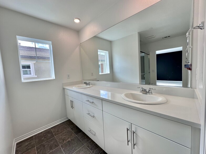 Master bathroom - 7108 Olive Grove St