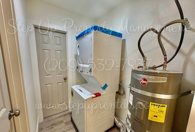 Building Photo - 18669 Pine St