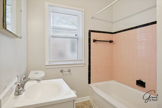 Building Photo - 2 bedroom - 2 bath - Detroit gem - $1200