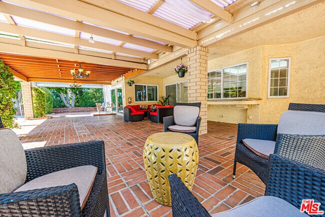 Building Photo - 18022 Lake Encino Dr