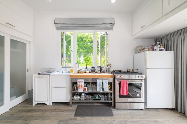 Building Photo - 6 Bed 5 Bath House with Fully Converted Co...