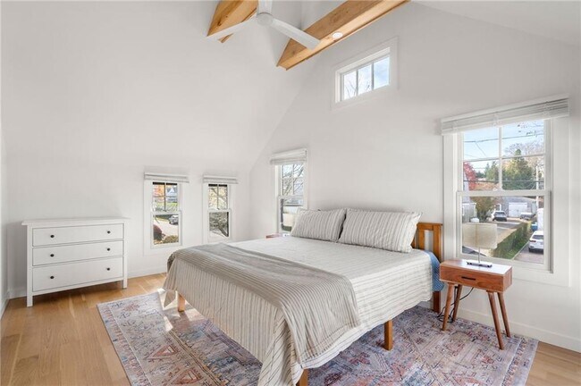 Building Photo - 14 Robinson St