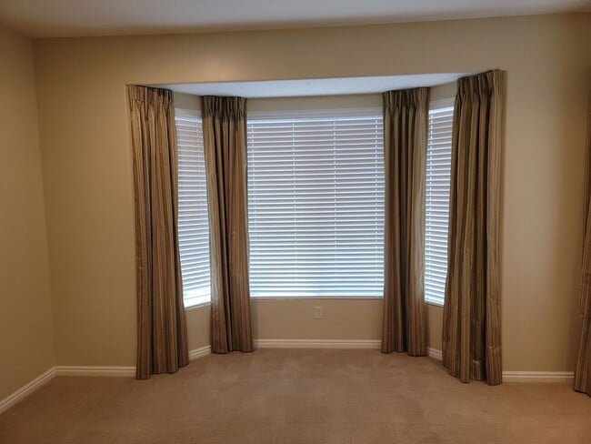Building Photo - Single-Level Home with 2 Bedrooms & Den in...