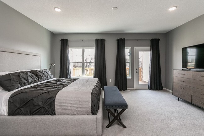 Building Photo - Fully Furnished Townhome Blocks Away From Downtown