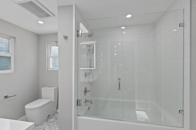 Building Photo - Elegant Air-Conditioned Newly Remodeled Matthews Beach Rambler