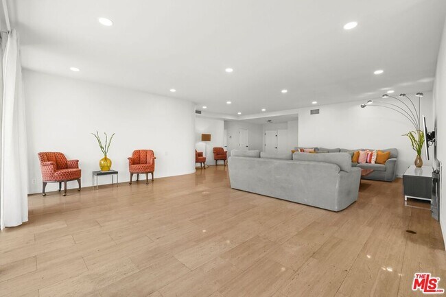 Building Photo - 339 N Palm Dr