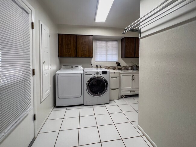 Building Photo - 3853 Lodestar Ln