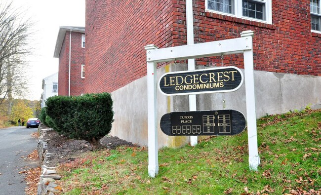 Building Photo - 5 Tunxis Pl