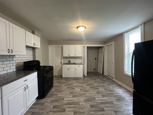 Building Photo - 3828 E 11th St