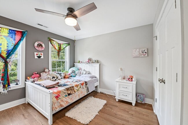 Building Photo - Luxury 5 Bed, 3.5 Bath Home on Large Lot !...