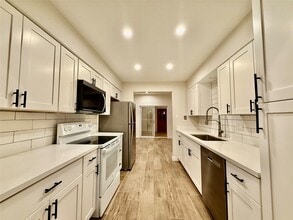 Building Photo - 11122 Village Bend Ln