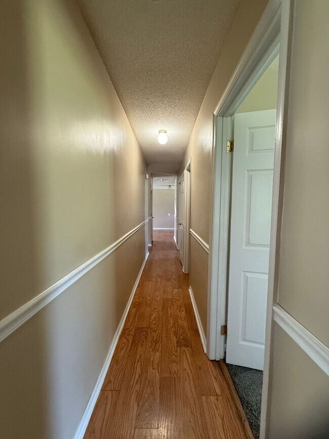 Building Photo - Nice 3 bedroom, 2 bath House