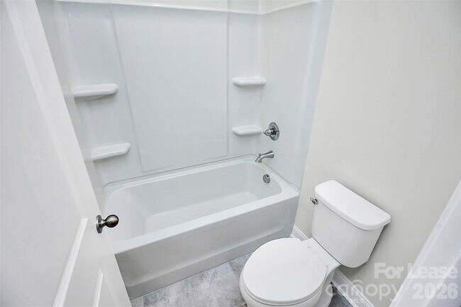 Building Photo - 6029 Mariemont Cir