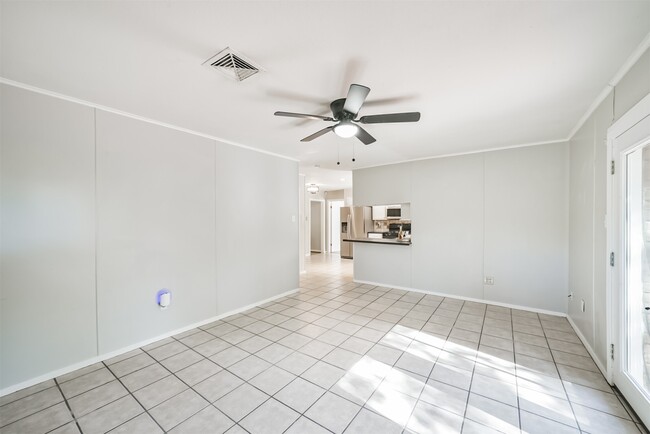 Building Photo - 5511 Kinglet St