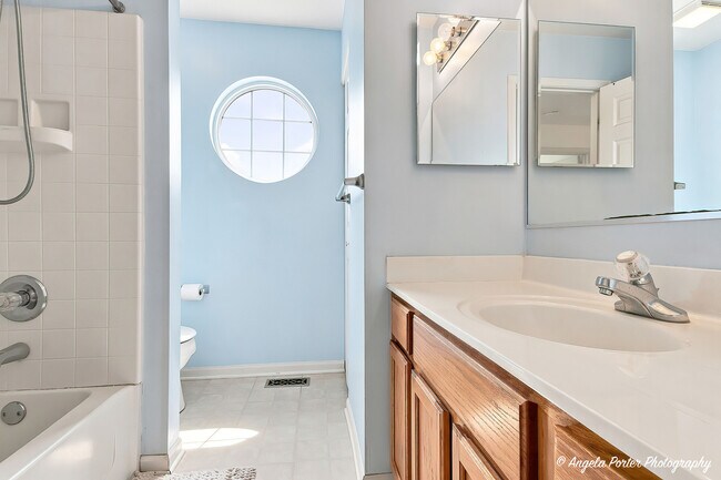 Building Photo - 10570 Wing Pointe Dr