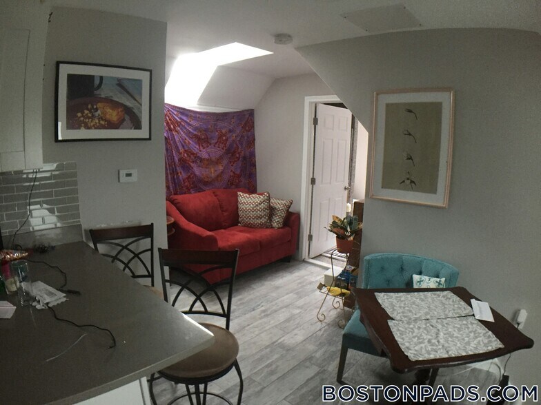 Building Photo - 77 Linden St