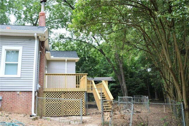 Building Photo - 613 Summit Ave