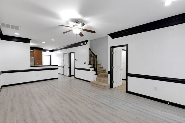 Building Photo - Spacious 3BR Townhome in Fayetteville