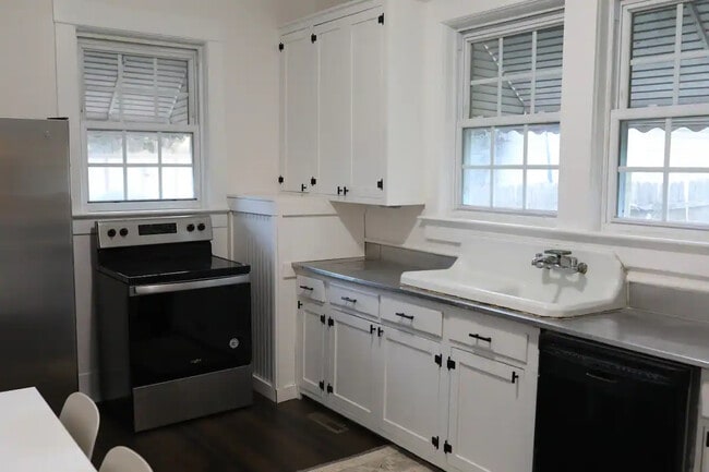 Building Photo - 528 Bond Ave