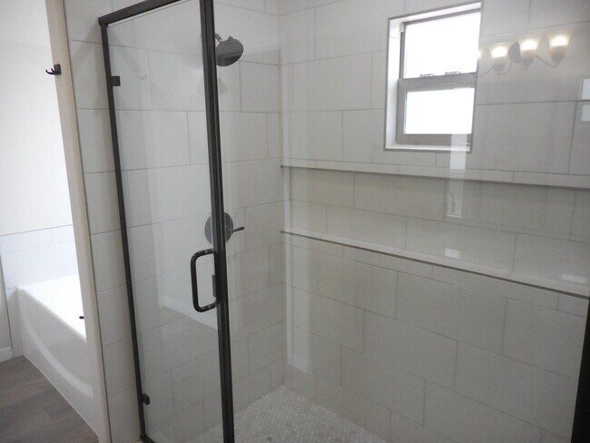 Building Photo - 213 Epsom Dr