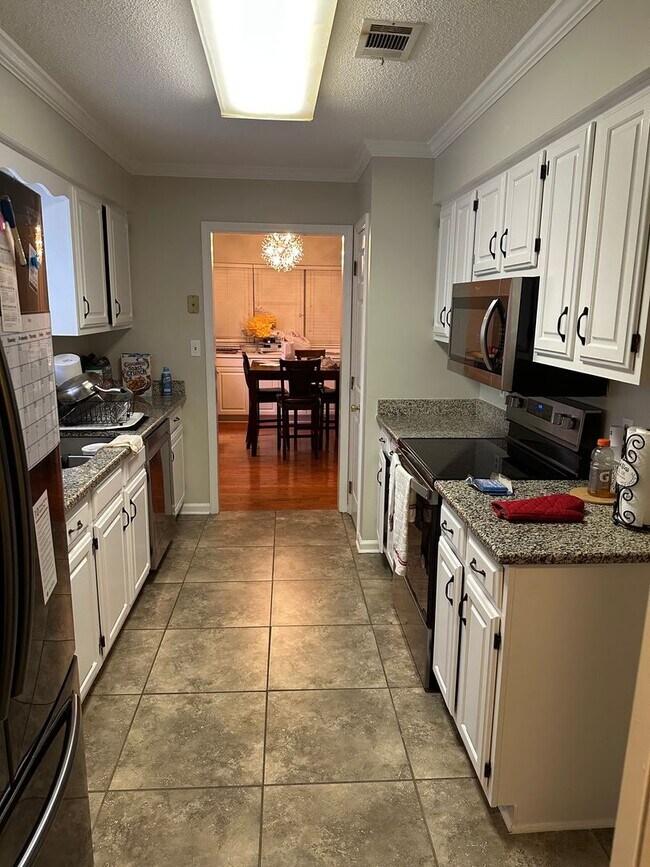 Building Photo - Beautiful 3/2 in Golf Course Community