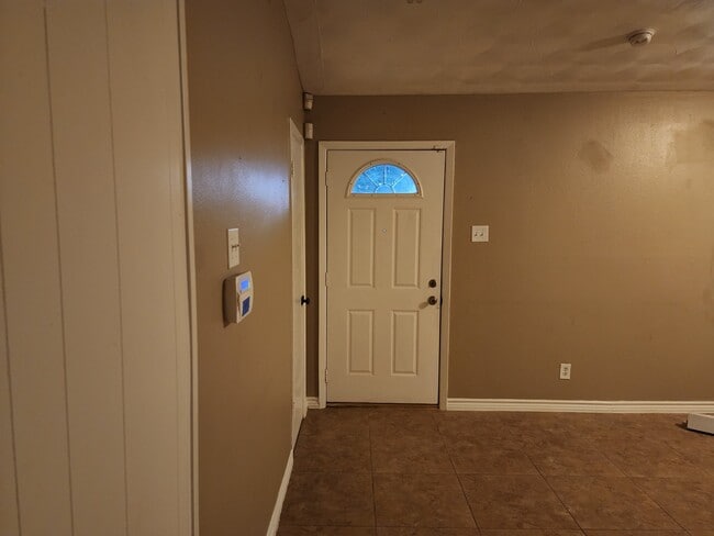 Building Photo - 2210 Newcastle Dr