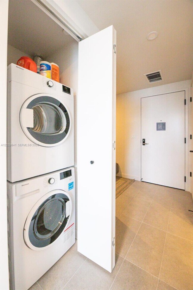 Building Photo - 121 NE 5th St