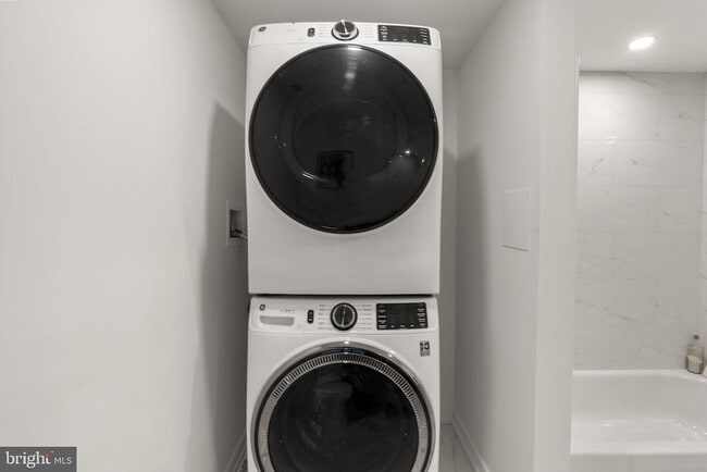 Building Photo - 240 Hermitage St