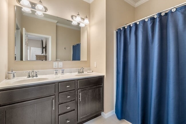 Building Photo - 1 Elm St