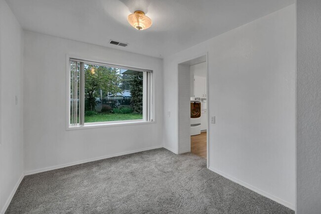 Building Photo - Cozy 4-Bedroom Home with Wood Stove & Large Backyard in Mountlake Terrace