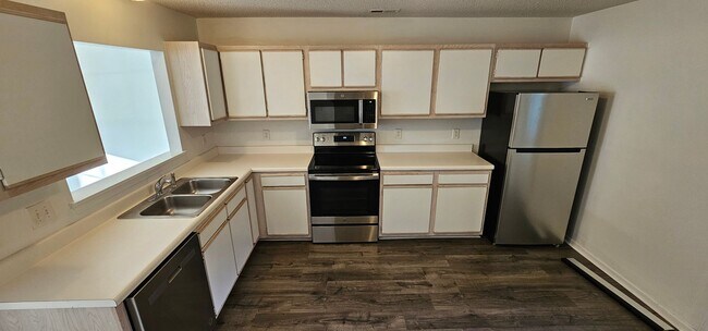 Building Photo - 204 Fairwood Ct