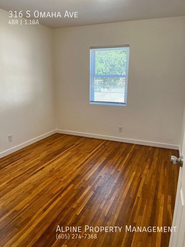 Building Photo - 4 Bed/1.5 Bath with Triple Stall Garage!