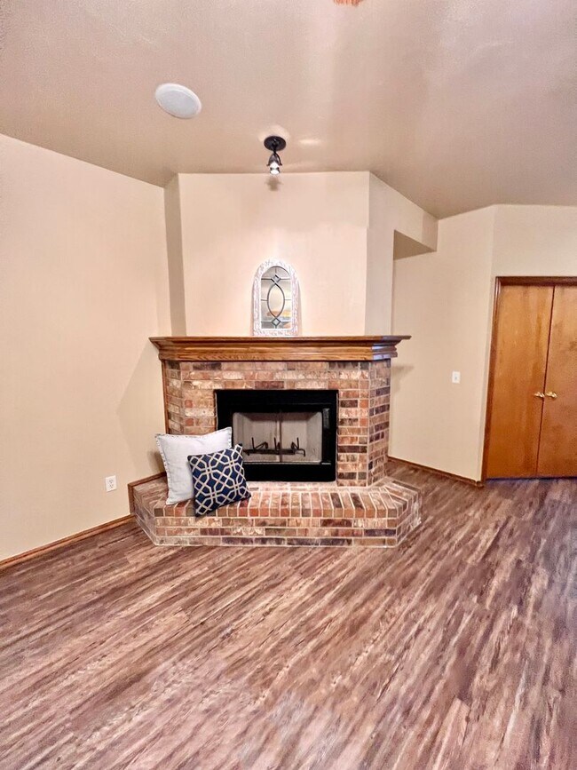 Building Photo - Beautifully Updated 3 Bedroom, 2 Bath Home with two Bonus Spaces!