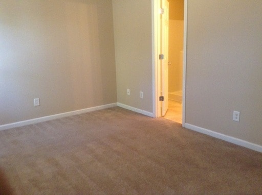 Building Photo - Available Now! 3 bed, 3 bath!