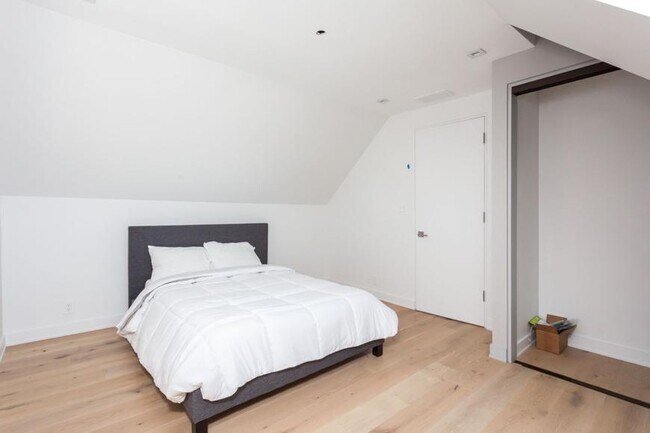 Building Photo - 3 bedroom in Chicago IL 60657