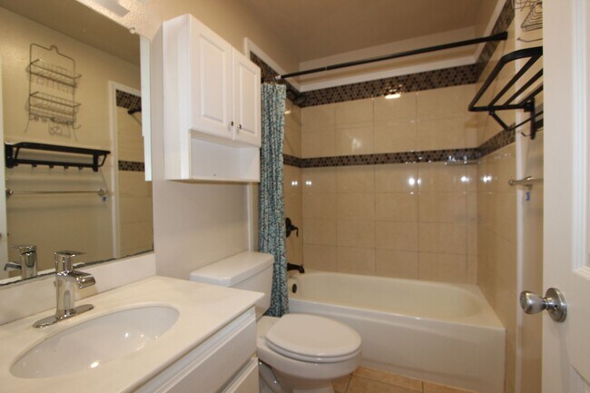 Building Photo - Beautiful 4 bedroom 2 bathroom home in Mira Mesa available now